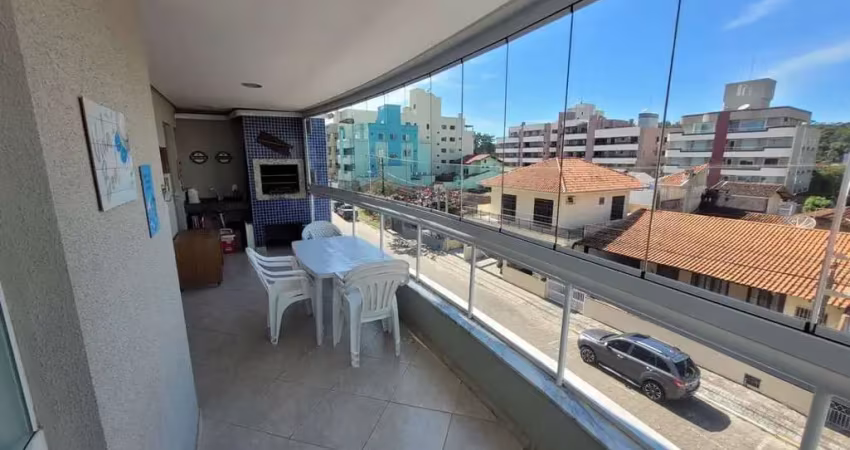 Apartamento com 3 dormitórios a poucos metros do mar