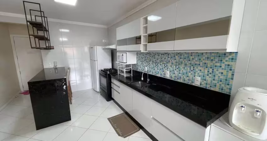 Espaçoso apartamento com 2 dormitórios no centro de bombinhas