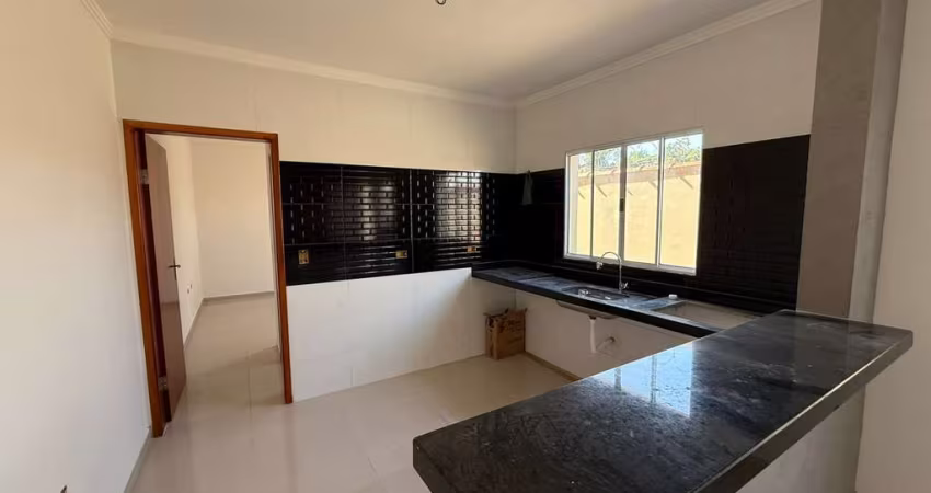 CASA GEMINADA LADO PISTA EM BAIRRO RESIDENCIAL EM ITANHAÉM!