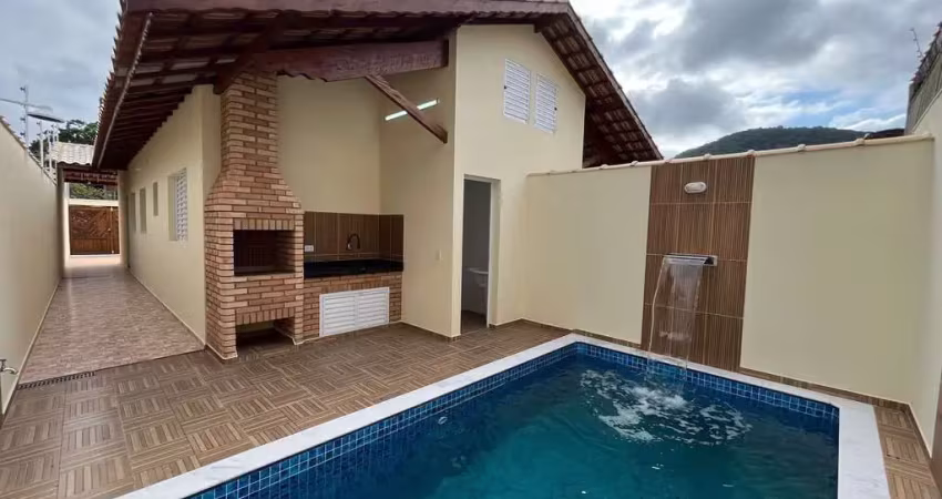 LINDA CASA GEMINADA COM PISCINA E CHURRASQUEIRA LADO PISTA EM ITANHAÉM!!
