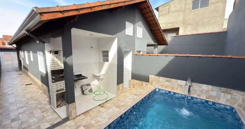 Casa geminada lado pista 900mts do mar em excelente localização com piscina e churrasqueira em itanhaém!!