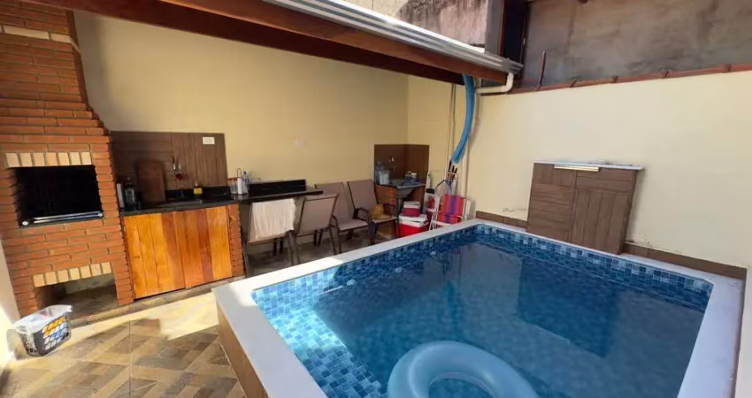 Linda casa em bairro residencial com piscina e churrasqueira em itanhaém!
