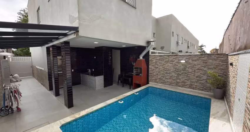 Sobrado em condomínio 03 dorm com piscina e churrasqueira individual perto do mar em itanhaém!