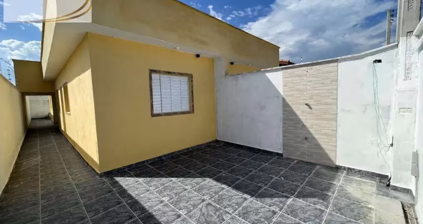 Casa geminada com piscina lado pista para venda em itanhaém!