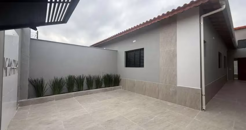 Linda casa lado pista 800mts do mar com piscina e 03 dorm em mongaguá!