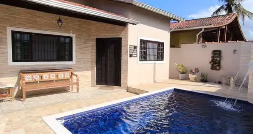 Casa semi-mobiliada em lote inteiro, confortável e espaços próximo ao mar à venda em itanhaém!