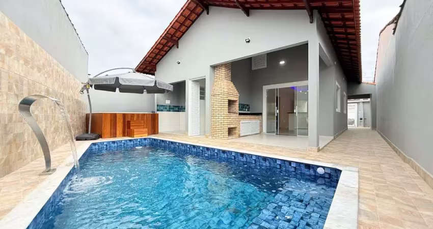 Se encante com essa maravilhosa casa apenas 30mts do mar com piscina e hidromassagem em mongaguá!