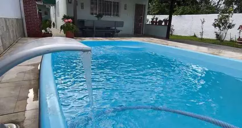 Casa espaçosa com piscina, quintal grande e gramado à venda em itanhaém!