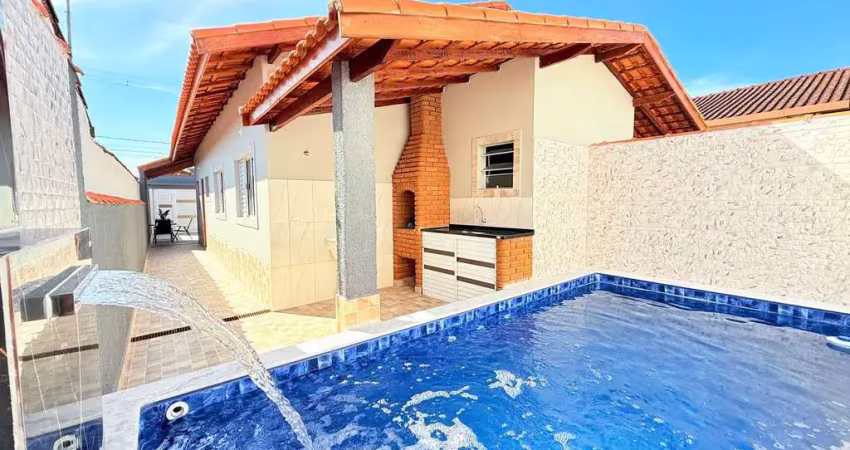 Linda casa geminada com piscina apenas 1000 metros do mar e 2km do centro de itanhaém!