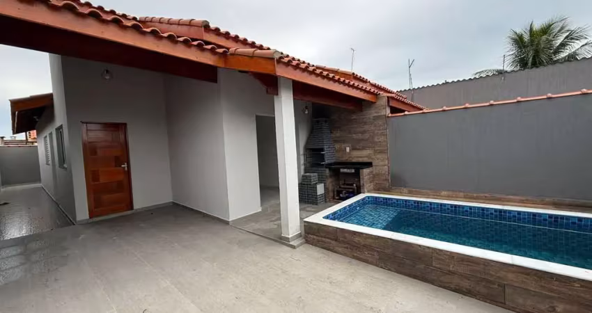 Casa geminada lado pista 600 mts do mar com piscina e churrasqueira em itanhaém!!