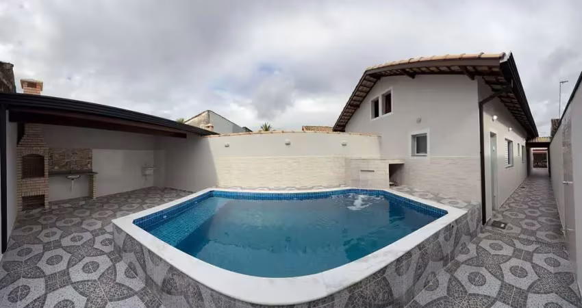 Linda casa geminada apenas 800mts do mar com piscina e churrasqueira em itanhaém!!