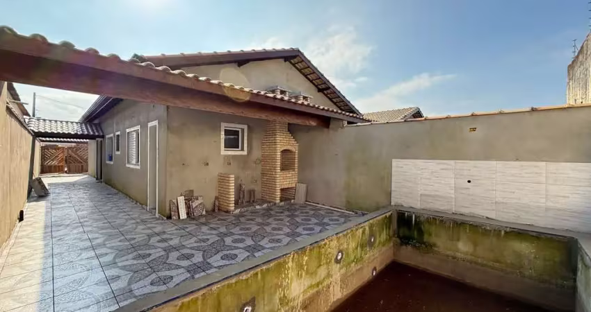Linda casa geminada 1400mts do mar com piscina e churrasqueira em itanhaém!!