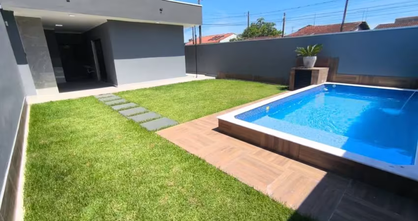 Linda casa isolada lado pista com piscina e churrasqueira em mongaguá!!