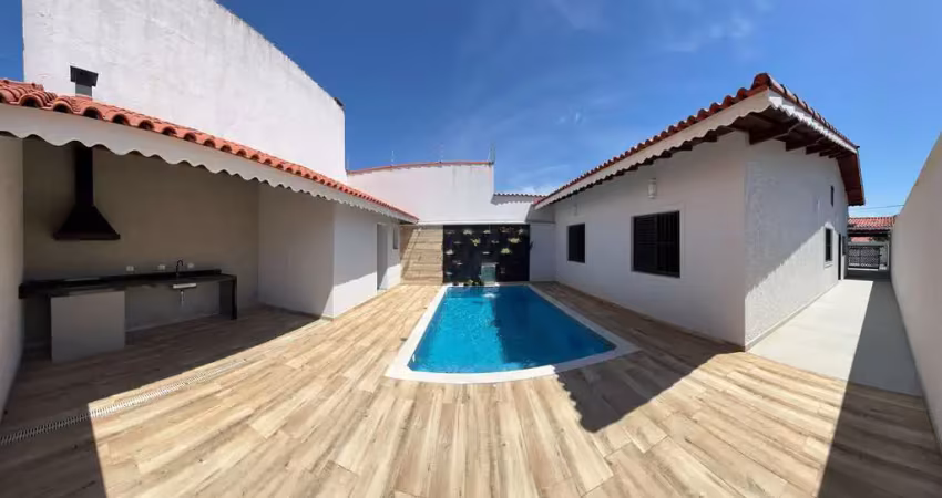 Casa alto padrão com 03 dorm, piscina próximo ao mar em peruíbe!