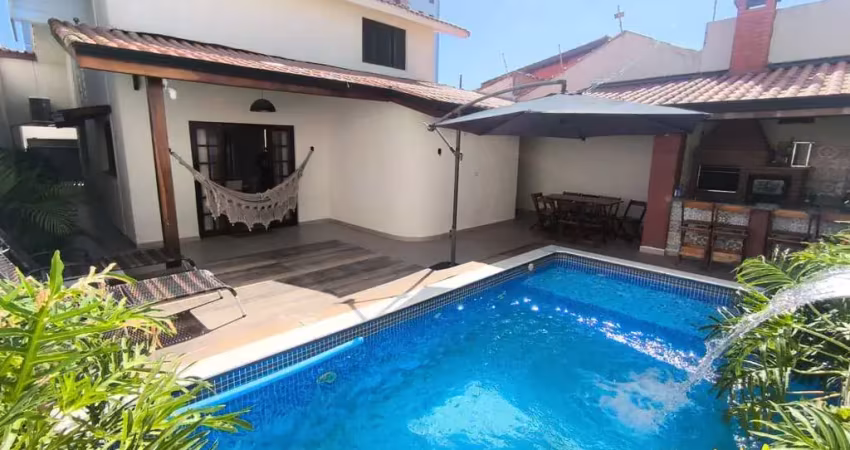 Casa isolada 20mts do mar com piscina e churrasqueira próximo ao centro de itanhaém!
