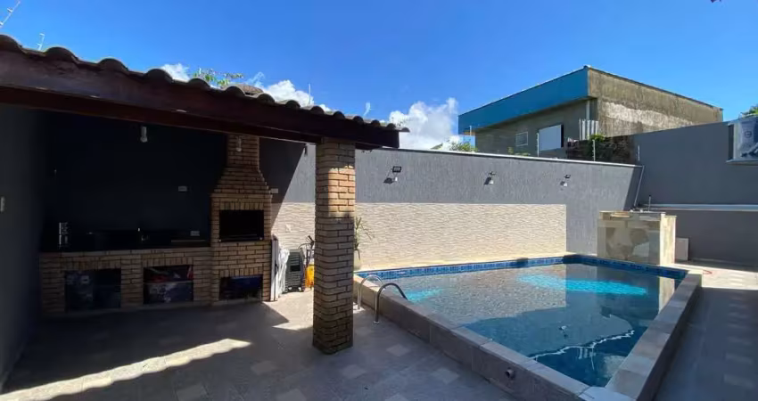 Casa sobreposta 700mts do mar com piscina grande e churrasqueira em itanhaém!!