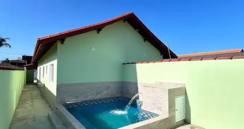 Casa geminada lado pista com piscina para venda em mongaguá!!
