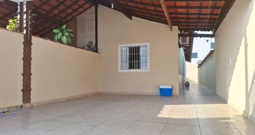 Casa geminada mobiliada com espaço para piscina em mongaguá!