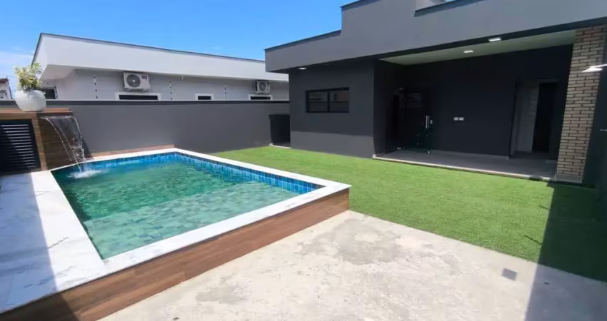 Casa isolada com piscina e churrasqueira 900mts do mar em itanhaém!!