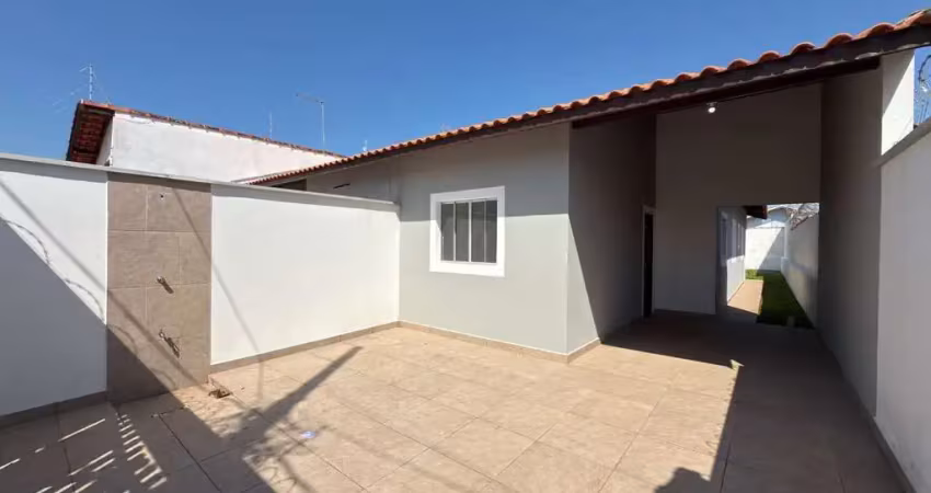 Casa geminada lado praia apenas 800mts do mar com espaço para piscina!!