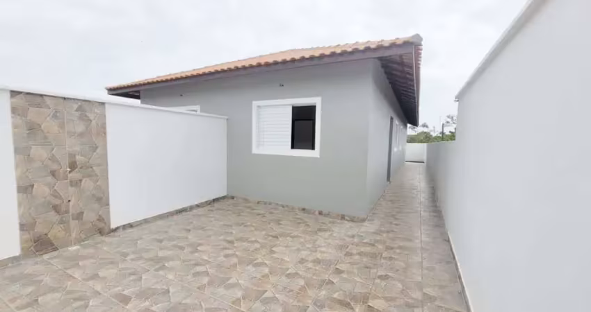 Casa geminada lado praia 1300mts do mar com espaço para piscina para venda em itanhaém!!