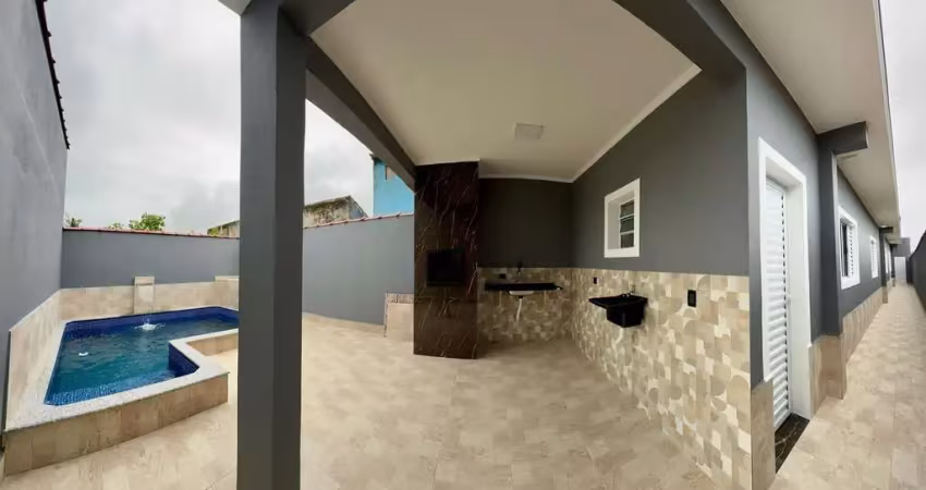 Casa geminada lado pista 600m do mar com terreno grande, 03 dorm, piscina, para venda em mongaguá!
