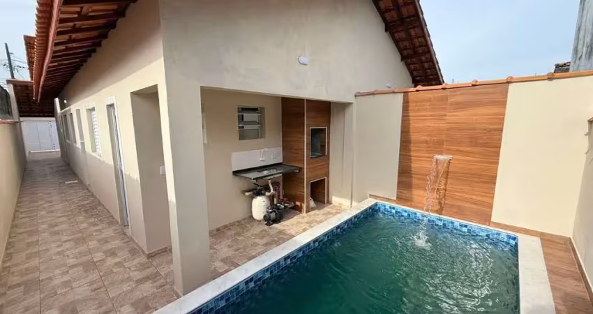 Casa geminada com piscina e churrasqueira em bairro residencial em itanhaém!!