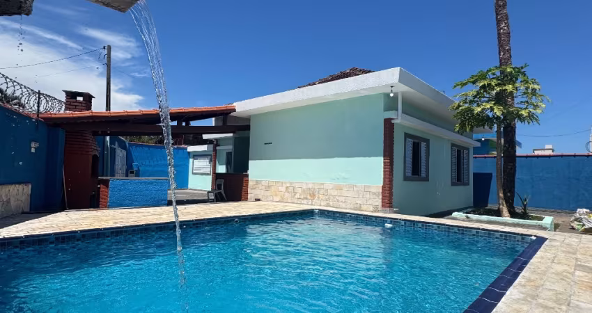 Linda casa isolada com 3 dormitórios e piscina na Vila Caiçara, Praia Grande-SP