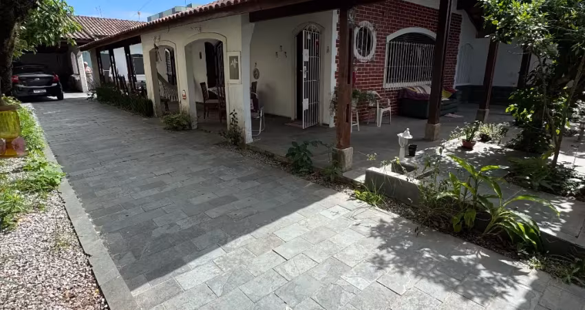Linda casa isolada na vila caiçara a 150 metros do mar, praia grande-sp.