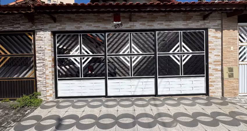 Linda casa com 2 dormitórios a 100 metros do mar na Vila Caiçara.