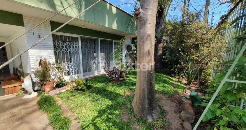 Casa com 5 quartos à venda na Rua Araponga, 125, Três Figueiras, Porto Alegre