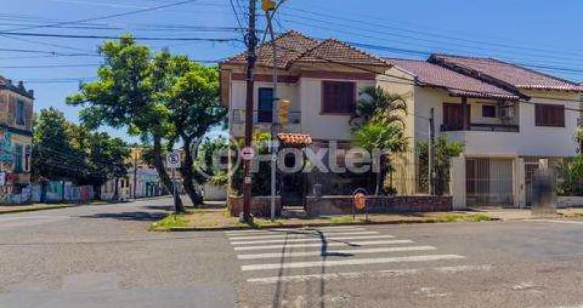 Casa comercial com 3 salas à venda na Rua General Gomes Carneiro, 218, Medianeira, Porto Alegre