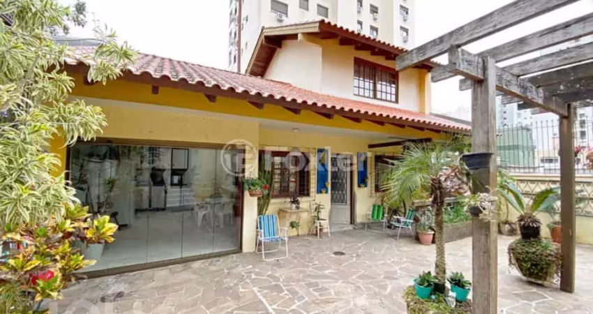 Casa com 3 quartos à venda na Rua Acélio Daudt, 55, Passo da Areia, Porto Alegre