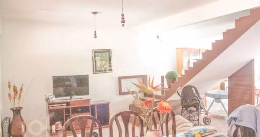 Casa com 3 quartos à venda na Rua Umbú, 102, Passo da Areia, Porto Alegre