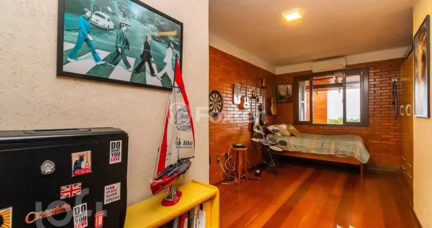 Casa com 3 quartos à venda na Rua Charruas, 204, Espírito Santo, Porto Alegre