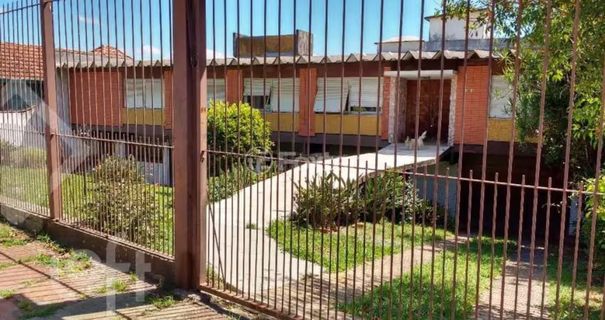 Casa com 3 quartos à venda na Avenida Natal, 187, Medianeira, Porto Alegre