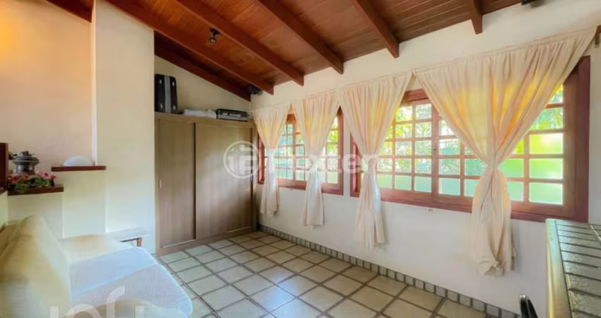 Casa com 3 quartos à venda na Rua Araponga, 306, Chácara das Pedras, Porto Alegre