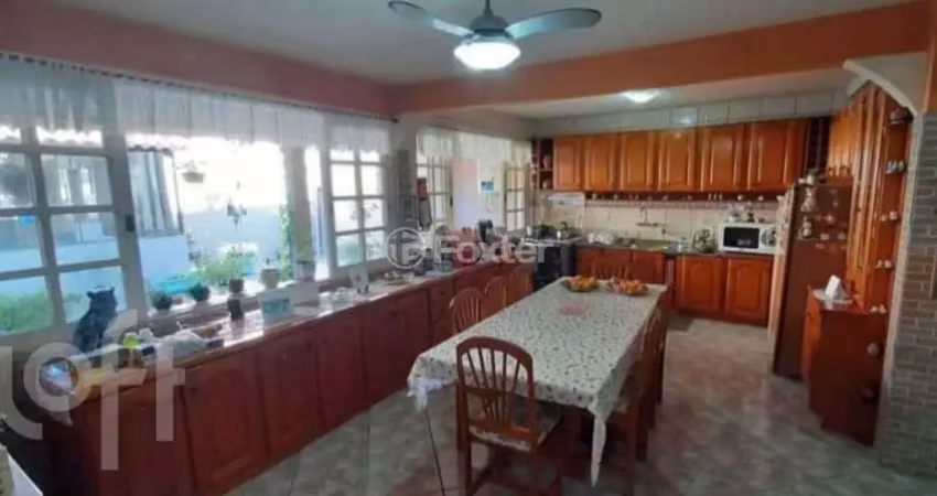 Casa com 3 quartos à venda na Avenida Orleaes, 744, Guarujá, Porto Alegre