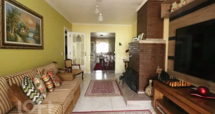 Casa com 3 quartos à venda na Rua Carlos Ferreira, 34, Teresópolis, Porto Alegre
