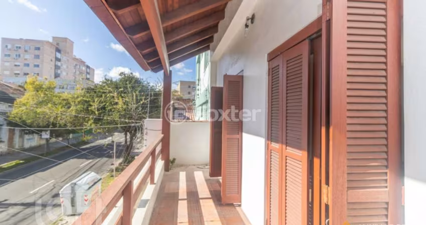 Casa com 3 quartos à venda na Rua Doutor Sebastião Leão, 233, Azenha, Porto Alegre