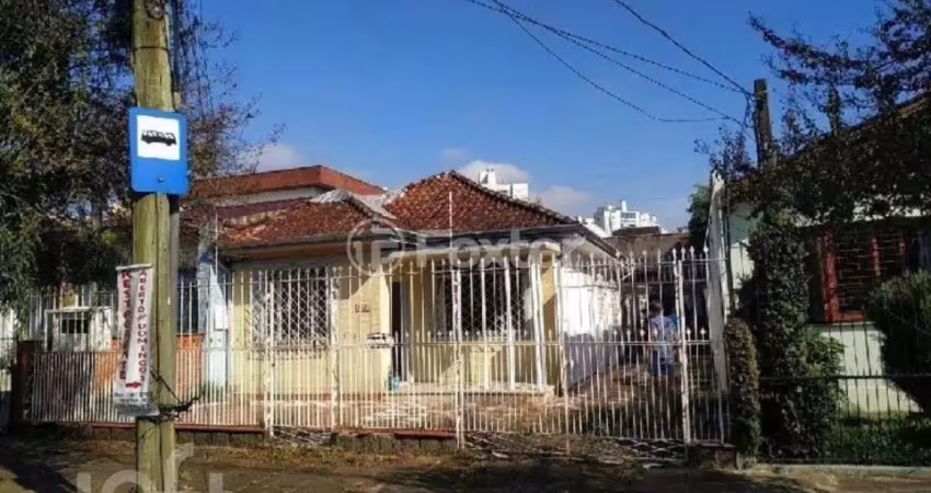 Casa com 2 quartos à venda na Avenida Engenheiro José Maria de Carvalho, 149, Vila Ipiranga, Porto Alegre