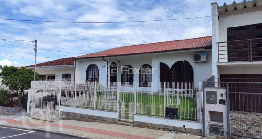 Casa com 3 quartos à venda na Rua Moura, 688, Barreiros, São José