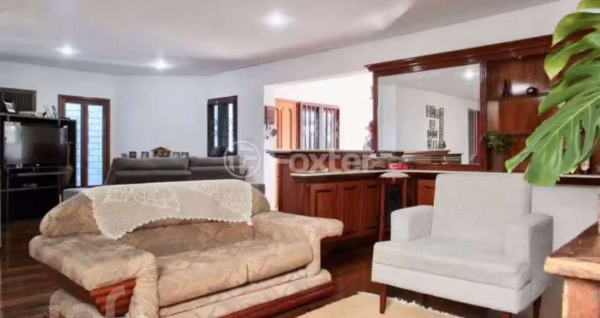 Casa com 3 quartos à venda na Rua Teixeira de Carvalho, 215, Medianeira, Porto Alegre