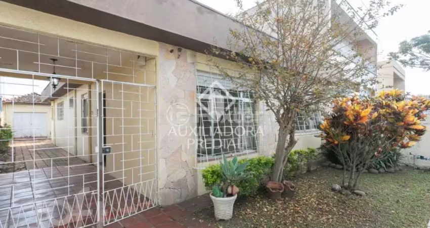 Casa com 3 quartos à venda na Travessa Afonso Mabilde, 54, Santa Maria Goretti, Porto Alegre