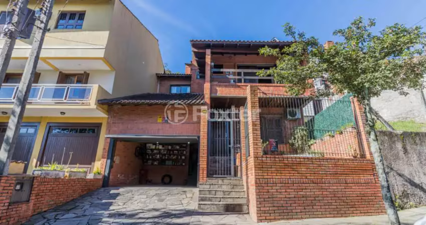 Casa com 5 quartos à venda na Rua Fernando Osório, 590, Teresópolis, Porto Alegre