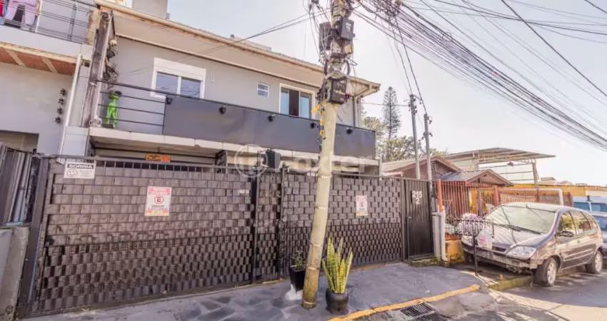 Casa com 3 quartos à venda na Travessa Escobar, 215, Camaquã, Porto Alegre