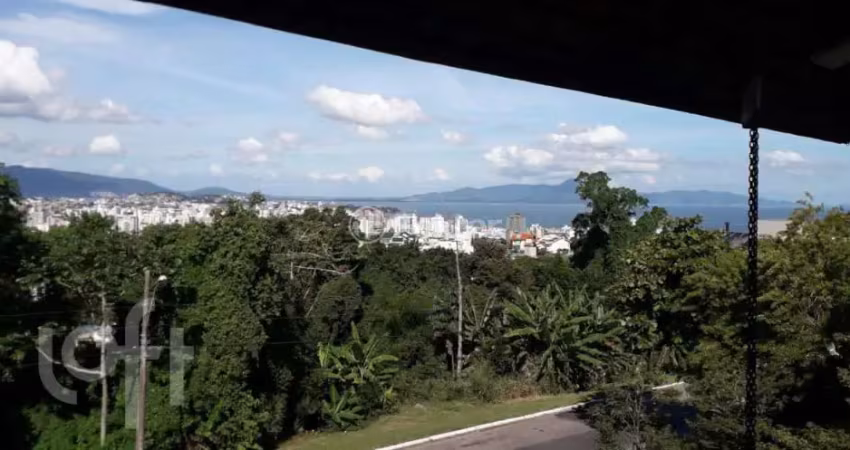 Casa em condomínio fechado com 4 quartos à venda na Rua João Grumiche, 1250, Roçado, São José
