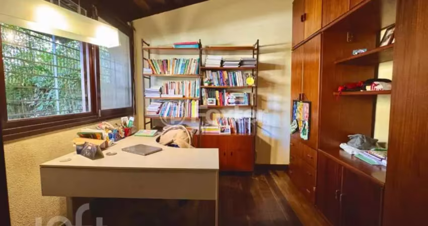 Casa com 4 quartos à venda na Rua João Bastian, 94, Três Figueiras, Porto Alegre