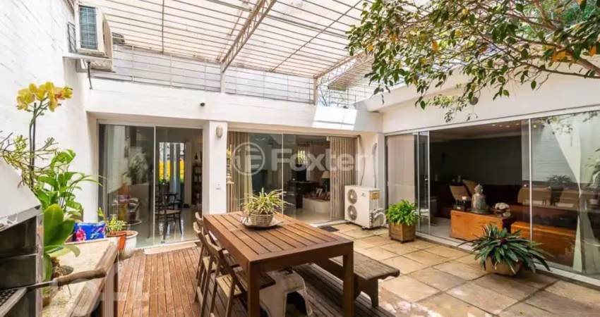 Casa com 3 quartos à venda na Rua Estácio de Sá, 151, Chácara das Pedras, Porto Alegre