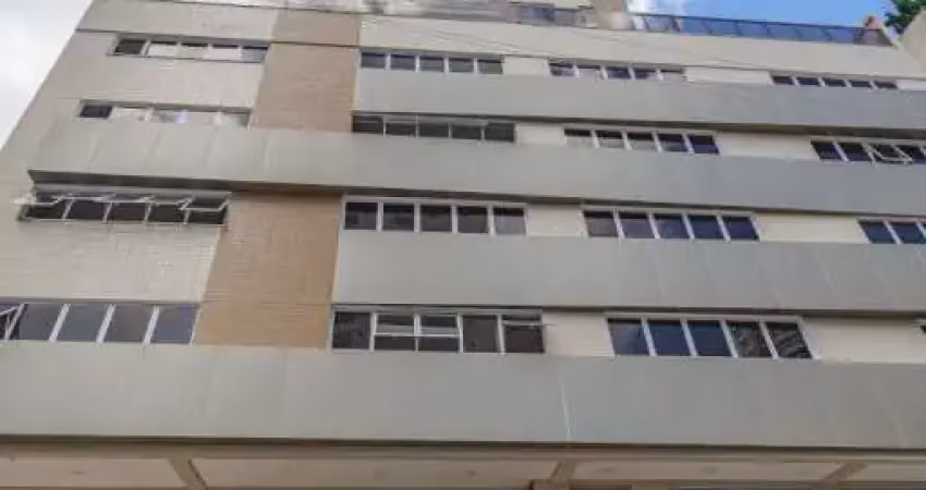 Apartamento sendo 03 suítes e um apto por andar no Centro de Balneário Camboriú, SC
